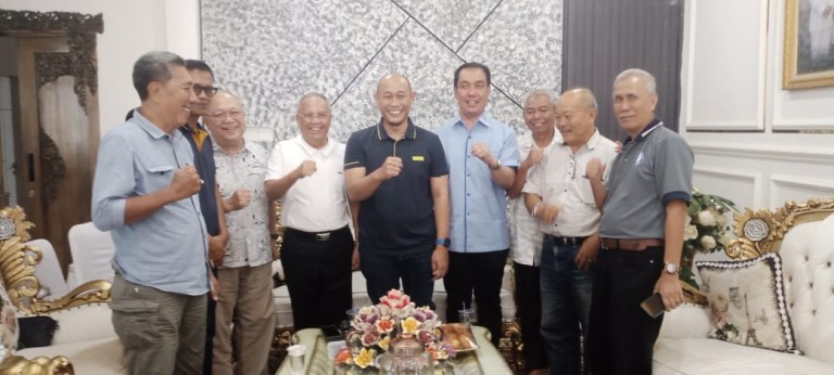 Tokoh Masyarakat Kota Lubuklinggau, Sulaiman Kohar, menerima kedatangan Yopi Karim dan Fauzi H. Amro dalam rangka silaturahim menjelang Pemilihan Wali Kota Lubuklinggau, hari Senin tanggal 5 Agustus 2024. (Musi News / Jamil Sikumbang)