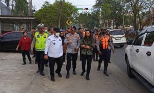 Upaya mengatasi kemacetan di jalan H. Abdul Rozak, Kelurahan 8 Ilir, Kecamatan Ilir Timur III Palembang di depan Sekolah Kusuma Bangsa (Kumbang)