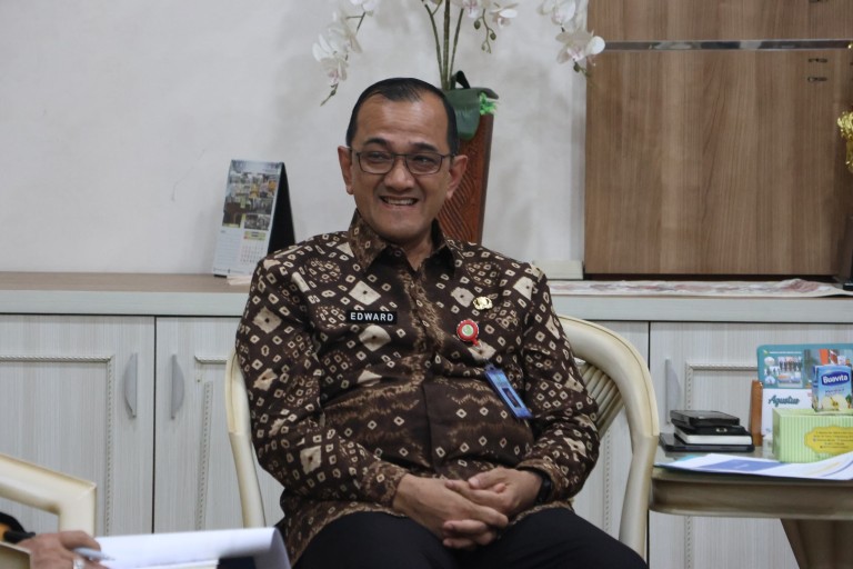 Edward Candra menerima kunjungan Branch Manager PT. Taspen (PERSERO) Deddi Muslim beserta jajaran dalam rangka menyampaikan program kegiatan penyerahan bantuan pendidikan untuk anak TNI dan POLRI serta kepesertaan ASN, PPPK dan DPRD pada Taspen Group. Bertempat di Ruang Tamu Sekda Sumsel, Palembang (12/09/2024).