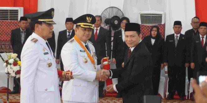 Elen Setiadi melantik Pj. Walikota Pagar Alam Drs. Nelson Firdaus, MM dan Pj. Walikota Lubuk Linggau Drs. H. Koimuddin., SH.MM sekaligus menyerahkan Surat Keputusan Menteri Dalam Negeri Republik Indonesia tentang Perpanjangan Pj. Bupati Empat Lawang Fauzan Khoiri AP.,MM dan Pj. Walikota Prabumulih Prov. Sumsel H. Elman, ST., MM di Griya Agung, Sabtu, (21/9/2024).