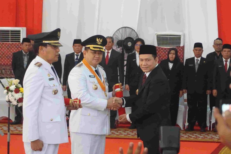 Elen Setiadi melantik Pj. Walikota Pagar Alam Drs. Nelson Firdaus, MM dan Pj. Walikota Lubuk Linggau Drs. H. Koimuddin., SH.MM sekaligus menyerahkan Surat Keputusan Menteri Dalam Negeri Republik Indonesia tentang Perpanjangan Pj. Bupati Empat Lawang Fauzan Khoiri AP.,MM dan Pj. Walikota Prabumulih Prov. Sumsel H. Elman, ST., MM di Griya Agung, Sabtu, (21/9/2024).