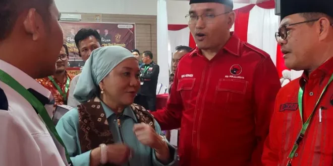 Ketua Dewan Pimpinan Cabang Partai Demokrasi Indonesia Perjuangan Kabupaten Musi Banyuasin, Beni Hernedi, mendampingi Hj. Lucianty mendaftar sebagai Calon Bupati Kabupaten Musi Banyuasin ke Komisi Pemilihan Umum Daerah Kabupaten Musi Banyuasin, hari Rabu tanggal 28 Agustus 2024. (DetikSumsel.com)