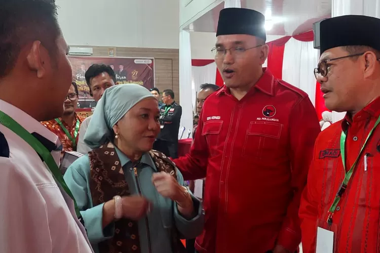 Ketua Dewan Pimpinan Cabang Partai Demokrasi Indonesia Perjuangan Kabupaten Musi Banyuasin, Beni Hernedi, mendampingi Hj. Lucianty mendaftar sebagai Calon Bupati Kabupaten Musi Banyuasin ke Komisi Pemilihan Umum Daerah Kabupaten Musi Banyuasin, hari Rabu tanggal 28 Agustus 2024. (DetikSumsel.com)