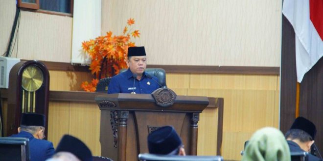 Sandi Fahlepi dengan lugas dan jelas memberi jawaban atas pandangan umum fraksi- fraksi DPRD kabupaten Musi Banyuasin dalam rapat paripurna Masa Persidangan I Rapat ke-21 yang berlangsung tertib dan lancar, Selasa (3/9/2024).