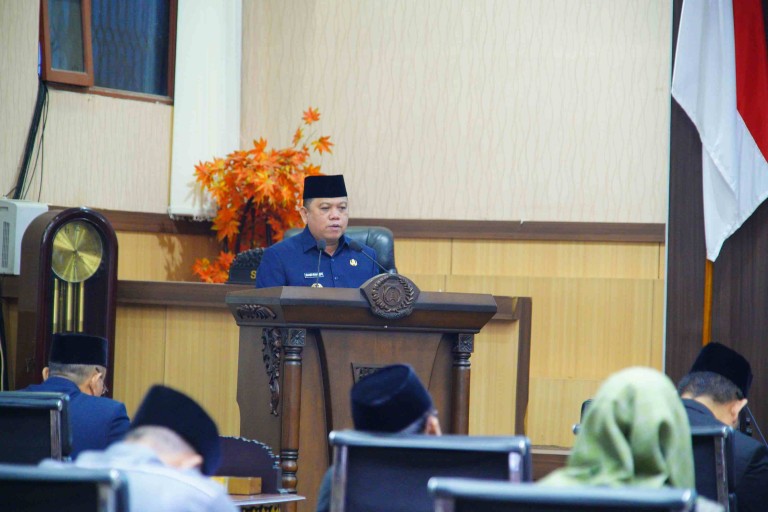 Sandi Fahlepi dengan lugas dan jelas memberi jawaban atas pandangan umum fraksi- fraksi DPRD kabupaten Musi Banyuasin dalam rapat paripurna Masa Persidangan I Rapat ke-21 yang berlangsung tertib dan lancar, Selasa (3/9/2024).