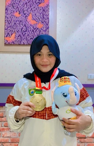 Dara manis kelahiran Kayuara kecamatan Sekayu Indah Afrizah berhasil meraih medali emas pertama untuk Sumatera Selatan di ajang Pekan Olahraga Nasional (PON) Aceh-Sumut 2024, Sabtu (7/9/2024).