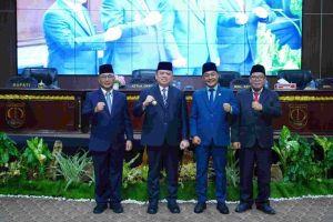 H sandi Fahlepi dan Ketua DPRD Kabupaten Muba H Sugondo pada rapat paripurna masa persidangan I Rapat ke-22, Senin (9/9/2024) yang berlangsung tertib dan lancar.