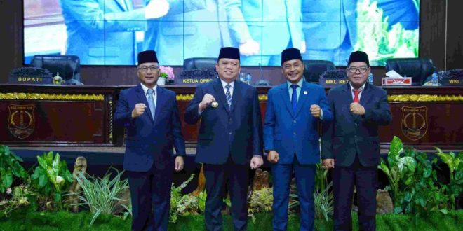 H sandi Fahlepi dan Ketua DPRD Kabupaten Muba H Sugondo pada rapat paripurna masa persidangan I Rapat ke-22, Senin (9/9/2024) yang berlangsung tertib dan lancar.