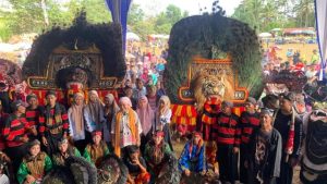 Hj. Lucianty, menghadiri acara temu kangen dengan insan seni Kuda Lumpkng di Desa Air Putih, Kecamatan Plakat Tinggi, pada hari Selasa, tanggal 10 September 2024.
