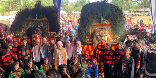 Hj. Lucianty, menghadiri acara temu kangen dengan insan seni Kuda Lumpkng di Desa Air Putih, Kecamatan Plakat Tinggi, pada hari Selasa, tanggal 10 September 2024.
