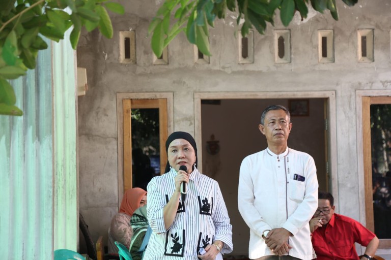Hj. Lucianty, saat menghadiri undangan syukuran yang digelar oleh warga, atas kembali dilantik untuk kelima kalinya Jon Kenedi sebagai Anggota Dewan Perwakilan Rakyat Daerah (DPRD) Kabupaten Muba, pada hari Jum'at tanggal 13 September 2024.