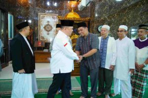 H. Sandi Fahlepi saat melangsungkan kegiatan rutin Safari Jum'at Pemkab Muba bersama Forkopimda, perwakilan para kepala perangkat daerah, Camat Sekayu Edi Haryanto, tokoh agama dan tokoh masyarakat di Masjid Baitul Izza perumahan villa bukit sejahtera Kelurahan Kayuara Kecamatan Sekayu, Jumat (13/09/2024).