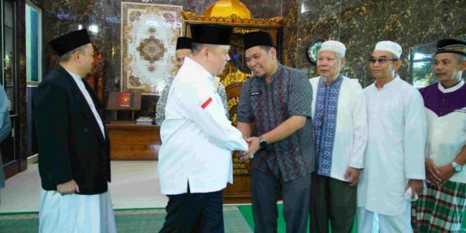 H. Sandi Fahlepi saat melangsungkan kegiatan rutin Safari Jum'at Pemkab Muba bersama Forkopimda, perwakilan para kepala perangkat daerah, Camat Sekayu Edi Haryanto, tokoh agama dan tokoh masyarakat di Masjid Baitul Izza perumahan villa bukit sejahtera Kelurahan Kayuara Kecamatan Sekayu, Jumat (13/09/2024).