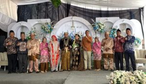 Hj. Lucianty dan H. Syaparuddin, menghadiri undangan resepsi pernikahan di Desa Bero Jaya Timur, Kecamatan Tungkal Jaya, hari Minggu tanggal 15 September 2024.