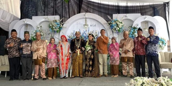 Hj. Lucianty dan H. Syaparuddin, menghadiri undangan resepsi pernikahan di Desa Bero Jaya Timur, Kecamatan Tungkal Jaya, hari Minggu tanggal 15 September 2024.