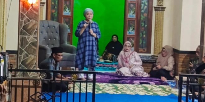 Bakal Calon Bupati (Cabup) Kabupaten Musi Banyuasin (Muba), Hj. Lucianty, menghadiri silaturahmi dengan warga di Desa Sri Mulyo, Kecamatan Tungkal Jaya, hari Minggu malam, tanggal 15 September 2024. (MusiNews.id)
