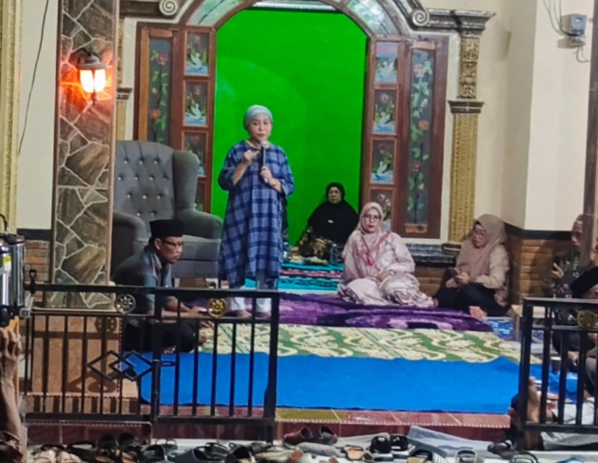 Bakal Calon Bupati (Cabup) Kabupaten Musi Banyuasin (Muba), Hj. Lucianty, menghadiri silaturahmi dengan warga di Desa Sri Mulyo, Kecamatan Tungkal Jaya, hari Minggu malam, tanggal 15 September 2024. (MusiNews.id)