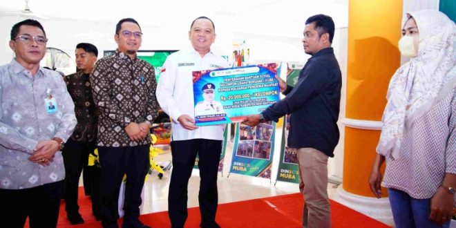 Pada hari Jum'at (13/9/2024), Pemkab Muba melalui Dinas Sosial menyalurkan Bantuan Usaha Ekonomi Produktif Kelompok Usaha Bersama (UEP-KUBE) kepada 38 kelompok.