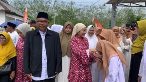 Hj. Lucianty, menghadiri acara Tabligh Akbar dalam rangka peringatan Maulid Nabi Muhammad SAW dan Tabligh Akbar yang digelar di halaman Pondok Pesantren (Ponpes) Al Qomar Aripan, Sungai Lilin, hari Senin tanggal 16 September 2024.