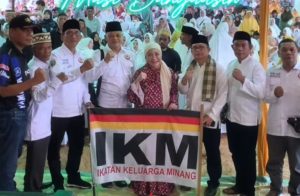 Ikatan Keluarga Minang (IKM) Kabupaten Musi Banyuasin (Muba) memberikan dukungan kepada Hj. Lucianty dan H. Syaparuddin menjadi Bupati dan Wakil Bupati Muba periode 2025-2030. (Detik Sumsel)