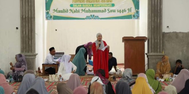 Hj. Lucianty, bersama ratusan Ibu-Ibu dari Majelis Taklim dan juga warga, menghadiri acara peringatan Maulid Nabi Muhammad SAW di Masjid Baitul Muttaqin, Kecamatan Keluang, hari Kamis tanggal 19 September 2024.