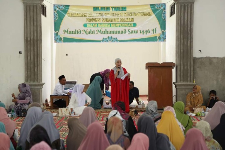 Hj. Lucianty, bersama ratusan Ibu-Ibu dari Majelis Taklim dan juga warga, menghadiri acara peringatan Maulid Nabi Muhammad SAW di Masjid Baitul Muttaqin, Kecamatan Keluang, hari Kamis tanggal 19 September 2024.