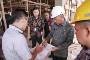 Progres pembangunan Kantor Camat Sungai Keruh disidak Sekda Apriyadi Mahmud, Kamis (19/9/2024) siang.