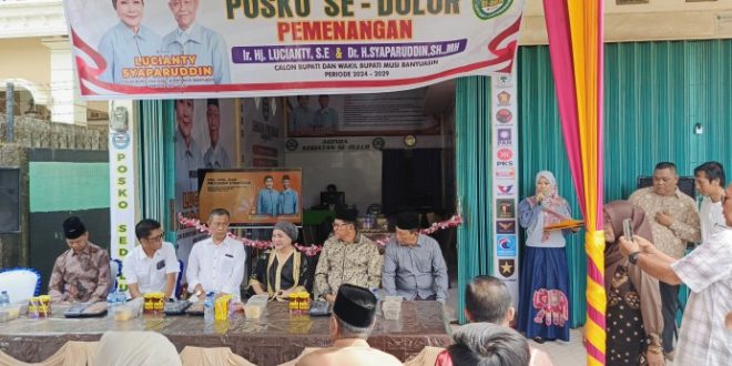 Hj. Lucianty dan H. Syaparuddin, meresmikan Posko Tim Pemenangan Se-Dulur Muba yang berada di Jalan Ahmad Dahlan, Sekayu, hari Sabtu tanggal 14 September 2024.