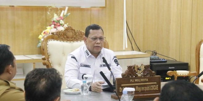 (Pj) Wali Kota Palembang Ucok Abdulrauf Damenta, dalam rapat review BKB, di lantai 8 kantor wali kota, Selasa (24/9/2024).