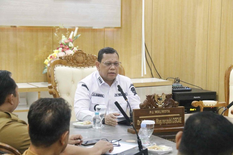 (Pj) Wali Kota Palembang Ucok Abdulrauf Damenta, dalam rapat review BKB, di lantai 8 kantor wali kota, Selasa (24/9/2024).