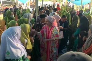 Bakal Calon Bupati (Cabup) Kabupaten Musi Banyuasin (Muba), Hj. Lucianty menghadiri tiga rangkaian kegiatan Pengurus Cabang (PC) Muslimat dan Fatayat Nahdlatul Ulama (NU) Kabupaten Muba di Kecamatan Tungkal Jaya sekaligus, pada hari Senin tanggal 9 September 2024, di Desa Margo Mulyo. (Musi News / Edi Triono)