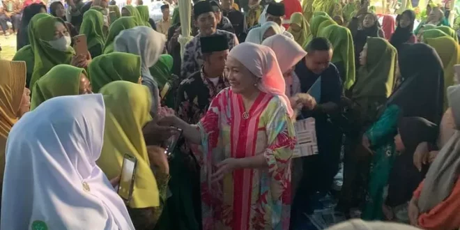 Bakal Calon Bupati (Cabup) Kabupaten Musi Banyuasin (Muba), Hj. Lucianty menghadiri tiga rangkaian kegiatan Pengurus Cabang (PC) Muslimat dan Fatayat Nahdlatul Ulama (NU) Kabupaten Muba di Kecamatan Tungkal Jaya sekaligus, pada hari Senin tanggal 9 September 2024, di Desa Margo Mulyo. (Musi News / Edi Triono)