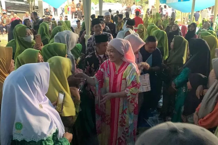 Bakal Calon Bupati (Cabup) Kabupaten Musi Banyuasin (Muba), Hj. Lucianty menghadiri tiga rangkaian kegiatan Pengurus Cabang (PC) Muslimat dan Fatayat Nahdlatul Ulama (NU) Kabupaten Muba di Kecamatan Tungkal Jaya sekaligus, pada hari Senin tanggal 9 September 2024, di Desa Margo Mulyo. (Musi News / Edi Triono)