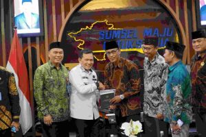 Elen Setiadi menerima Pengurus DPD Lembaga Dakwah Islam Indonesia (LDII) Prov. Sumsel dalam rangka Silaturahmi dan menyikapi tentang Pilkada serentak yang akan datang serta Peran Ormas LDII dalam menyukseskannya. Ruang Tamu Gubernur Sumsel, Kamis (26/09/24).