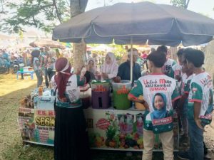 Salah satu pedagang minuman yang hadir di acara Deklarasi Hj. Lucianty dan H. Syaparuddin Maju di Pilkada Muba, hari Selasa tanggal 3 Agustus 2024. (MusiNews.id/Sikumbang)