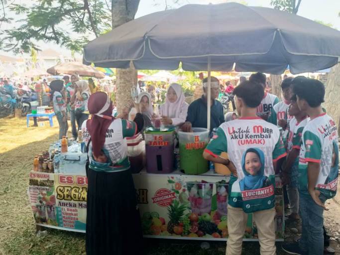 Salah satu pedagang minuman yang hadir di acara Deklarasi Hj. Lucianty dan H. Syaparuddin Maju di Pilkada Muba, hari Selasa tanggal 3 Agustus 2024. (MusiNews.id/Sikumbang)