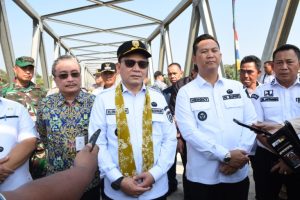 Elen Setiadi, S.H, M. S.E, didampingi Pj Bupati Muara Enim, H. Henky Putrawan, S.Pt., M.Si., M.M meresmikan jembatan rangka baja Air Lematang Desa Ujan Mas Lama Kabupaten Muara Enim,Rabu (4/9/2024) pagi.
