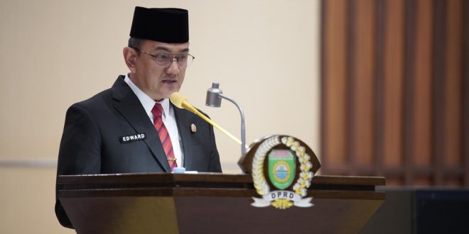 Sekretaris Daerah (Sekda) Provinsi Sumatera Selatan (Sumsel), Edward Chandra, membacakan jawaban tertulis Penjabat (Pj.) Gubernur Sumsel, Elen Setiadi, atas Pandangan Umum Fraksi-Fraksi Dewan Perwakilan Rakyat Daerah (DPRD) Sumsel terhadap Rancangan Peraturan Daerah (Raperda) Perubahan Anggaran Pendapatan dan Belanja Daerah (APBD) Sumsel Tahun Anggaran (TA) 2024 dalam Rapat Paripurna LXXXVIII (88) di Ruang Rapat Paripurna DPRD Sumsel, Jalan POM IX Kota Palembang, pada hari Rabu tanggal 28 Agustus 2024. (MusiNews.id/ DPRD Sumsel)