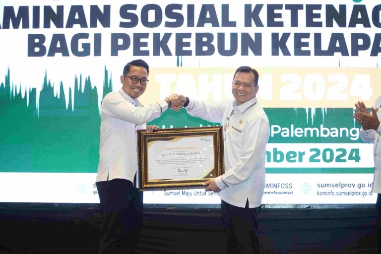 Elen Setiadi melaunching kegiatan perlindungan jaminan sosial ketenagakerjaan bagi pekebun kelapa sawit, yang mana sudah ada sebanyak 19.023 peserta yang telah terdaftar ke BPJS ketenagakerjaan dari 120 kelembagaan yang ada di Sumsel. Palembang,(5/09/2025).