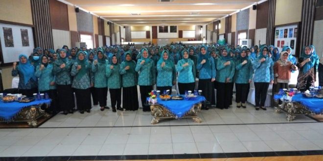 Melza saat kunjungan kerja dalam rangka pembinaan 10 program pokok PKK di kota Prabumulih yang berlangsung di aula gedung kesenian pemkot Prabumulih, Jumat (13/9/2024).