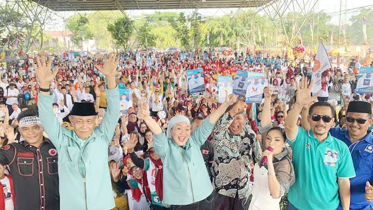 Belasan ribu warga hadir dalam acara deklarasi yang digelar di Stable Berkuda Sekayu, Kabupaten Muba Jalan Kolonel Wahid Udin, Kelurahan Kayu Ara, Kecamatan Sekayu, Selasa 3 September 2024. Foto : viralsumsel.com /asa