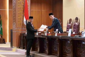Edward Candra, MH Menghadiri Rapat Paripurna XC (90) DPRD Provinsi Sumatera Selatan dengan Agenda Jawaban Gubernur terhadap Pandangan Umum Fraksi-Fraksi DPRD Prov. Sumsel terhadap Raperda APBD Provinsi Sumatra Selatan Tahun Anggaran 2025, Bertempat di Ruang Rapat Paripurna DPRD Sumsel.Rabu,(04/09/2024).