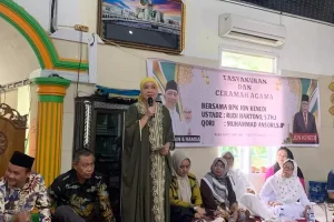 Bakal Calon Bupati Kabupaten Musi Banyuasin, Hj. Lucianty, memberikan kata sambutan pada acara tasyakuran dan ceramah agama dalam rangka keberangkatan 33 warga Desa Karang Anyar, Kecamatan Lawang Wetan, yang akan melaksanakan Umrah, hari Sabtu tanggal 7 September 2024. (foto : Edi Triono)