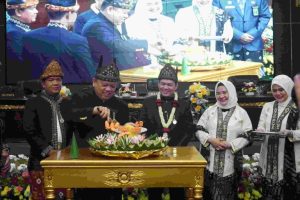 Elen Setiadi Hadiri Sidang Paripurna DPRD Kab. Musi Banyuasin dalam rangka hari jadi ke-68 Kab.Musi Banyuasin Tahun 2024. Rapat dibuka Ketua DPRD Sementara Kabupaten Banyuasin Afitni Junaidi Gumay, SE. Bertempat di Rapat Paripurna DPRD Kab.Muba, Sabtu (28/09/2024)
