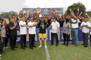 Drs. H. Edward Candra, M.H Menutup pertandingan Sepak Bola U-15 Piala Gubernur Sumsel, bertempat di JSC Palembang, Rabu (25/09/24).