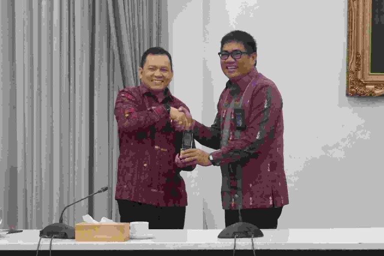 Elen Setiadi Menerima Direktur Utama PT. Pupuk Sriwijaya, Daconi Khotob dalam rangka silaturahmi di Ruang Rapat Griya Agung, Jumat, (18/10/2024).