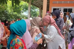 Calon Bupati (Cabup) Kabupaten Musi Banyuasin (Muba), Hj. Lucianty, bersama Calon Wakil Bupati (Cawabup), H. Syaparuddin, melakukan silaturahmi dengan emak-emak Pedagang Pasar di Kecamatan Sekayu. (foto : Edi Triono)
