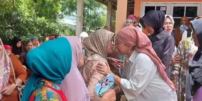 Calon Bupati (Cabup) Kabupaten Musi Banyuasin (Muba), Hj. Lucianty, bersama Calon Wakil Bupati (Cawabup), H. Syaparuddin, melakukan silaturahmi dengan emak-emak Pedagang Pasar di Kecamatan Sekayu. (foto : Edi Triono)