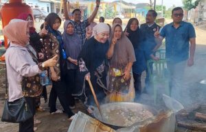 Calon Bupati Kabupaten Musi Banyuasin Nomor Urut 10, Hj. Lucianty, masak bersama emak-emak di Komplek Griya Bumi Lestari, Kelurahan Balai Agung, Kecamatan Sekayu, pada hari Sabtu, tanggal 5 Oktober 2024.