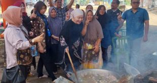Calon Bupati Kabupaten Musi Banyuasin Nomor Urut 10, Hj. Lucianty, masak bersama emak-emak di Komplek Griya Bumi Lestari, Kelurahan Balai Agung, Kecamatan Sekayu, pada hari Sabtu, tanggal 5 Oktober 2024.